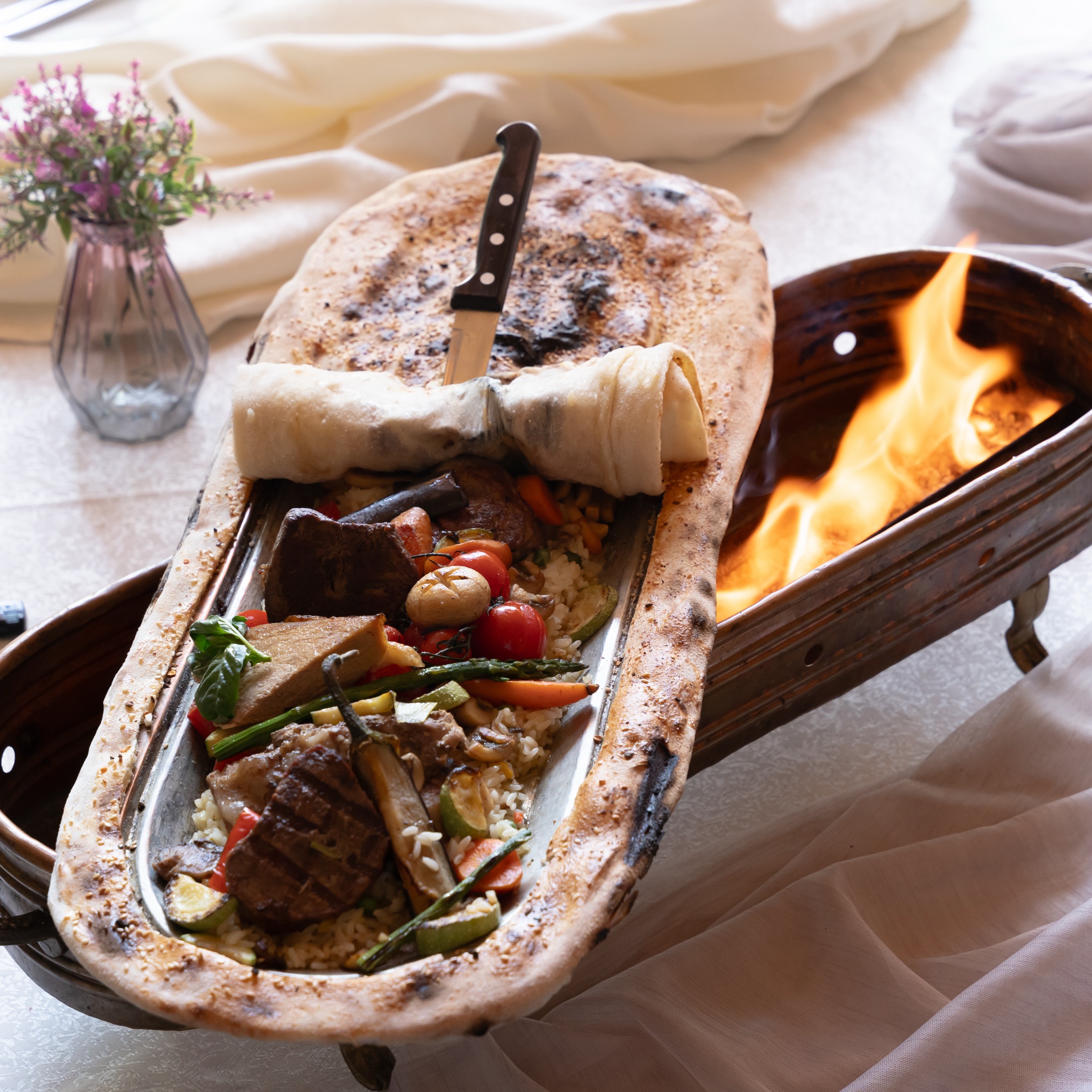 Një pjatë tradicionale me bukë të ngrohtë në Planet Resort
