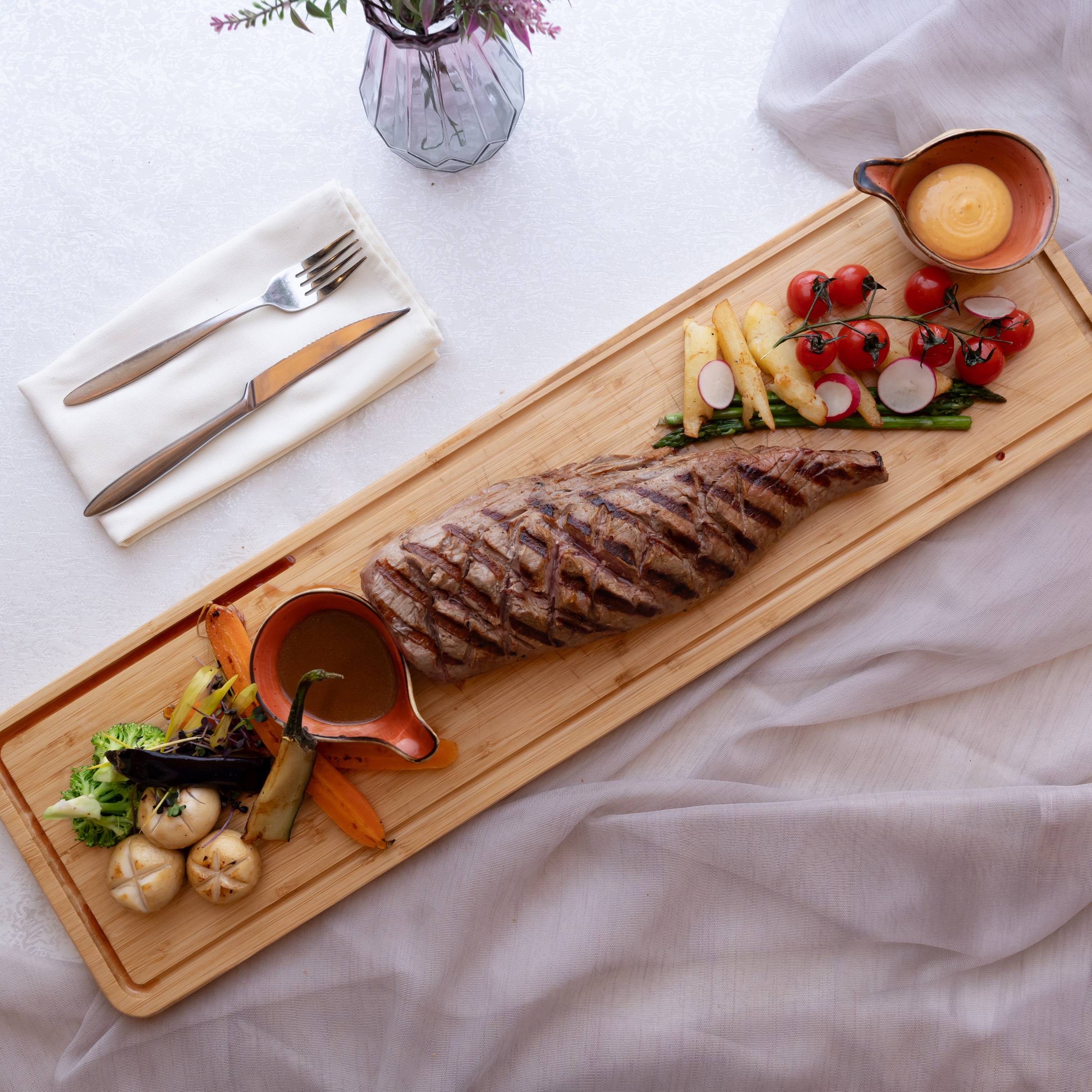 Një prerje e pjekur në skarë e servirur në Planet Resort