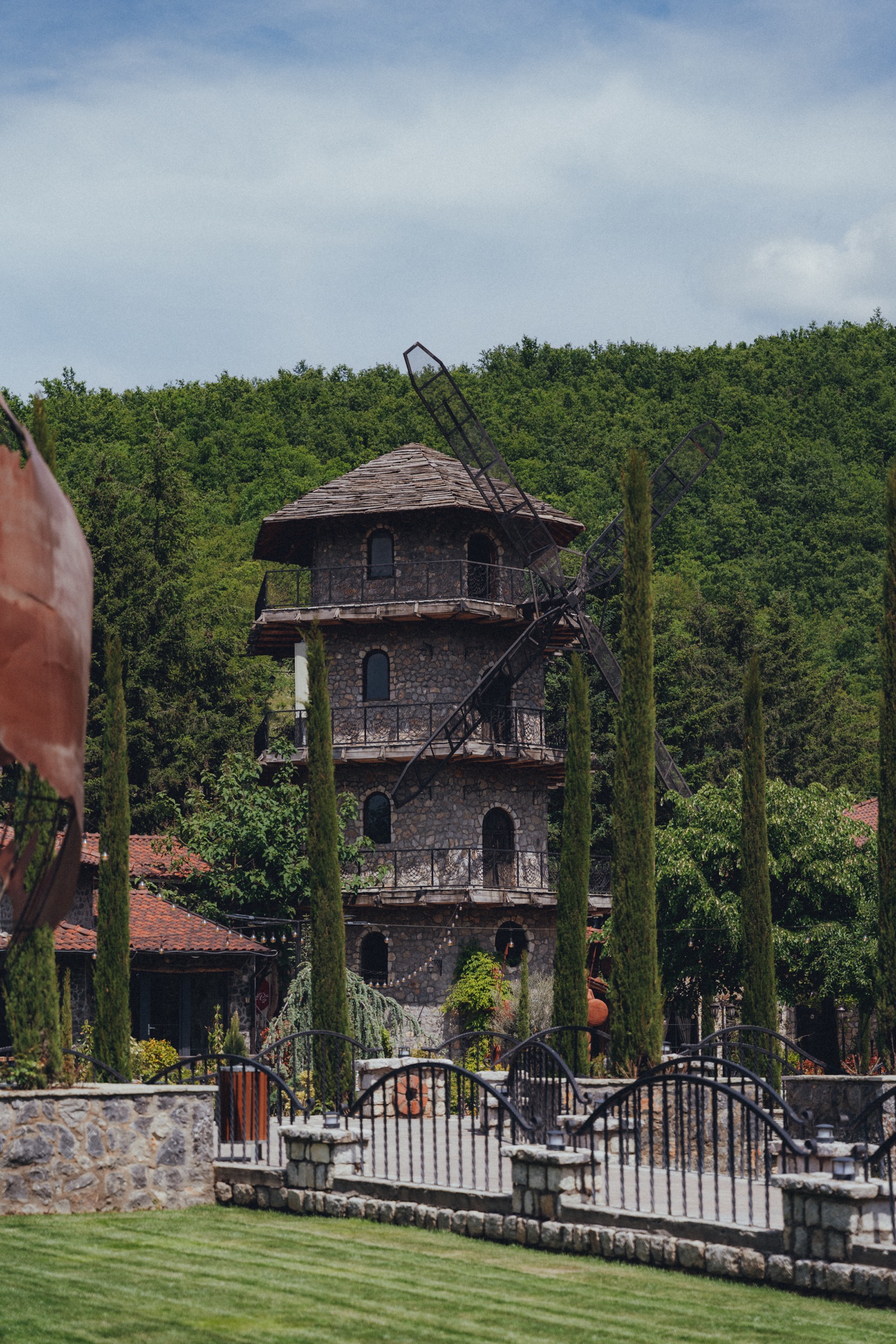 Pamje e jashtme e Planet Resort nga hyrja kryesore
